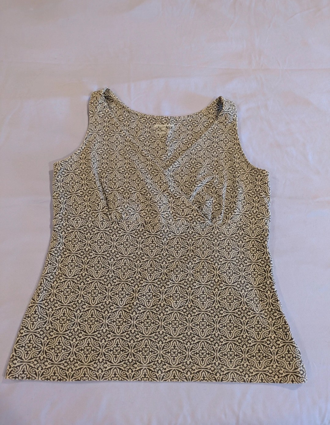 Edie Bauer Psychedelic design top94% cotton, 6% spandex