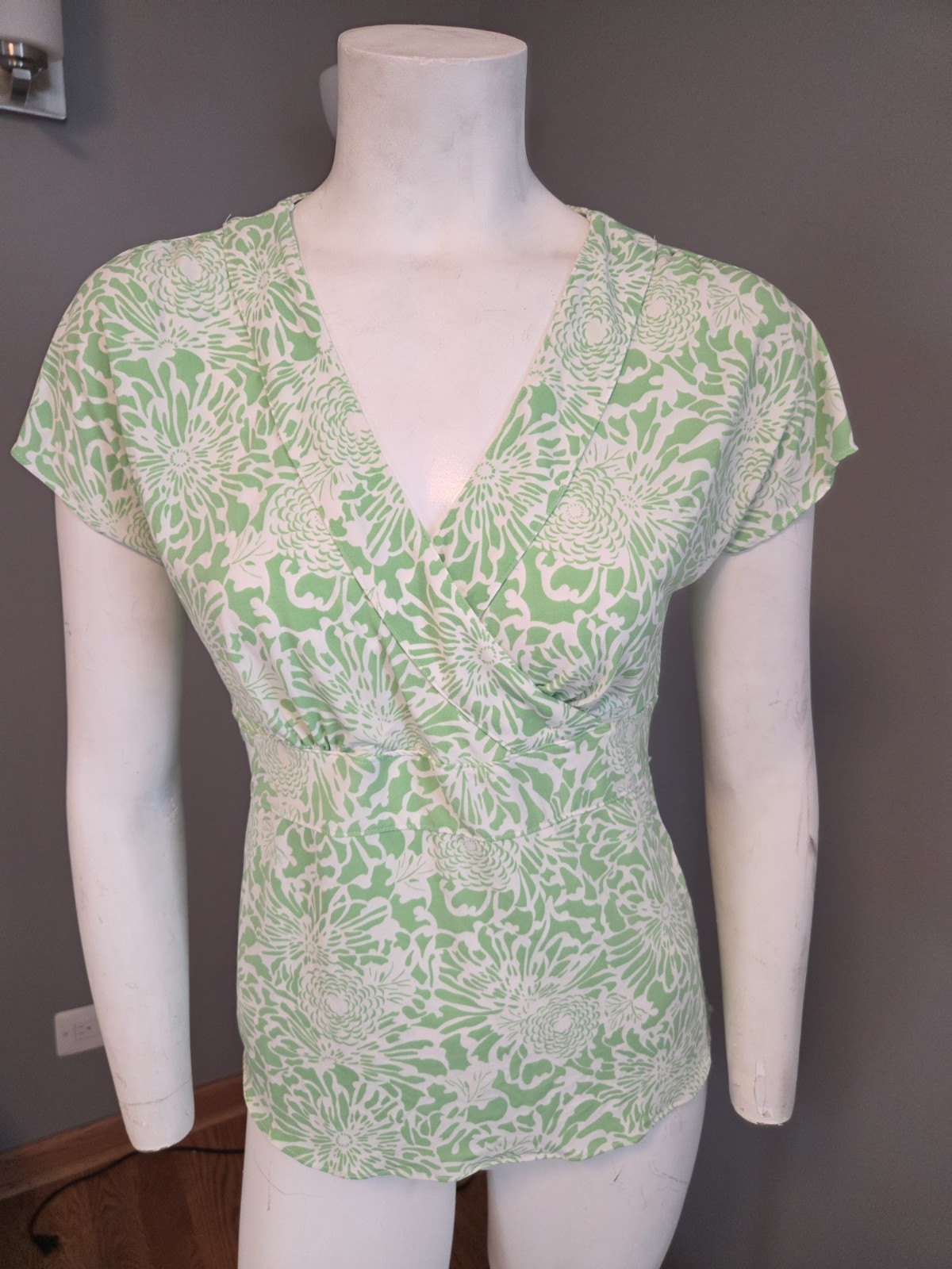 Banana Republic Green White Floral V-Neck Ruched Stretch Cap Sleeve Top M 4