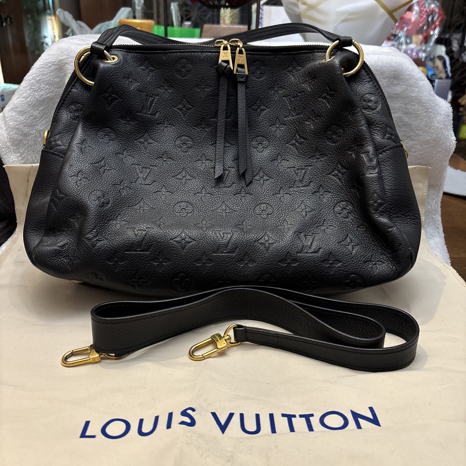 Vintage 2013 LOUIS VUITTON Artsy MM Black Leather beautiful purse ~ pre loved