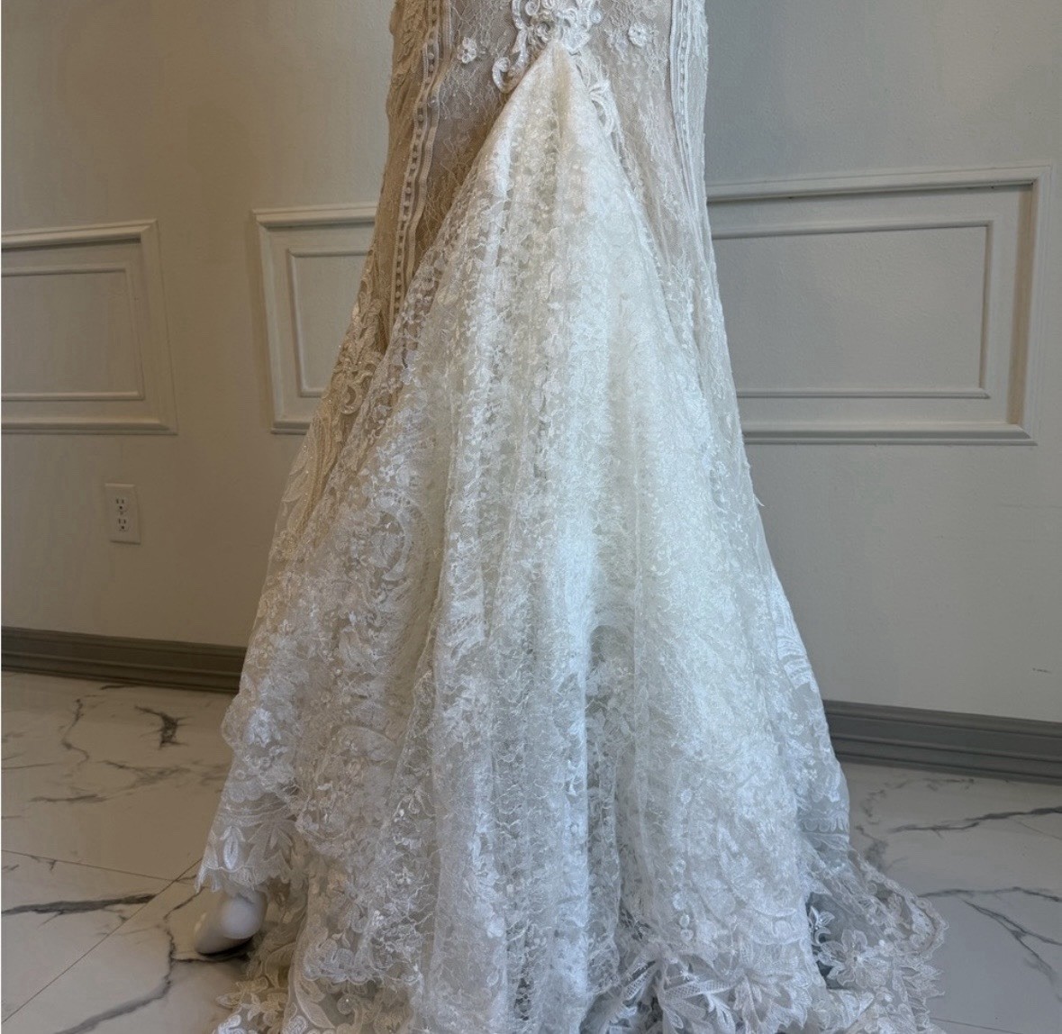 Martina Liana D3657 Size 6 Ivory Lace V-Neck Mermaid Fit & Flare Train