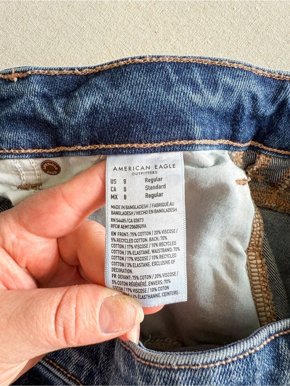 American Eagle Medium Wash Strigid Mom Jean Size 8