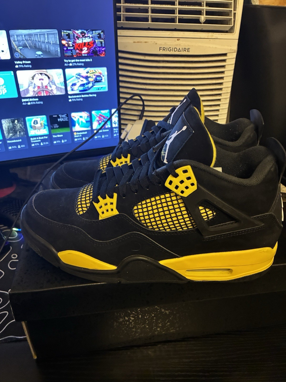 Jordan Air Jordan 4 Retro Thunder Black/Tour Yellow DH6927-017 2023 Men’s