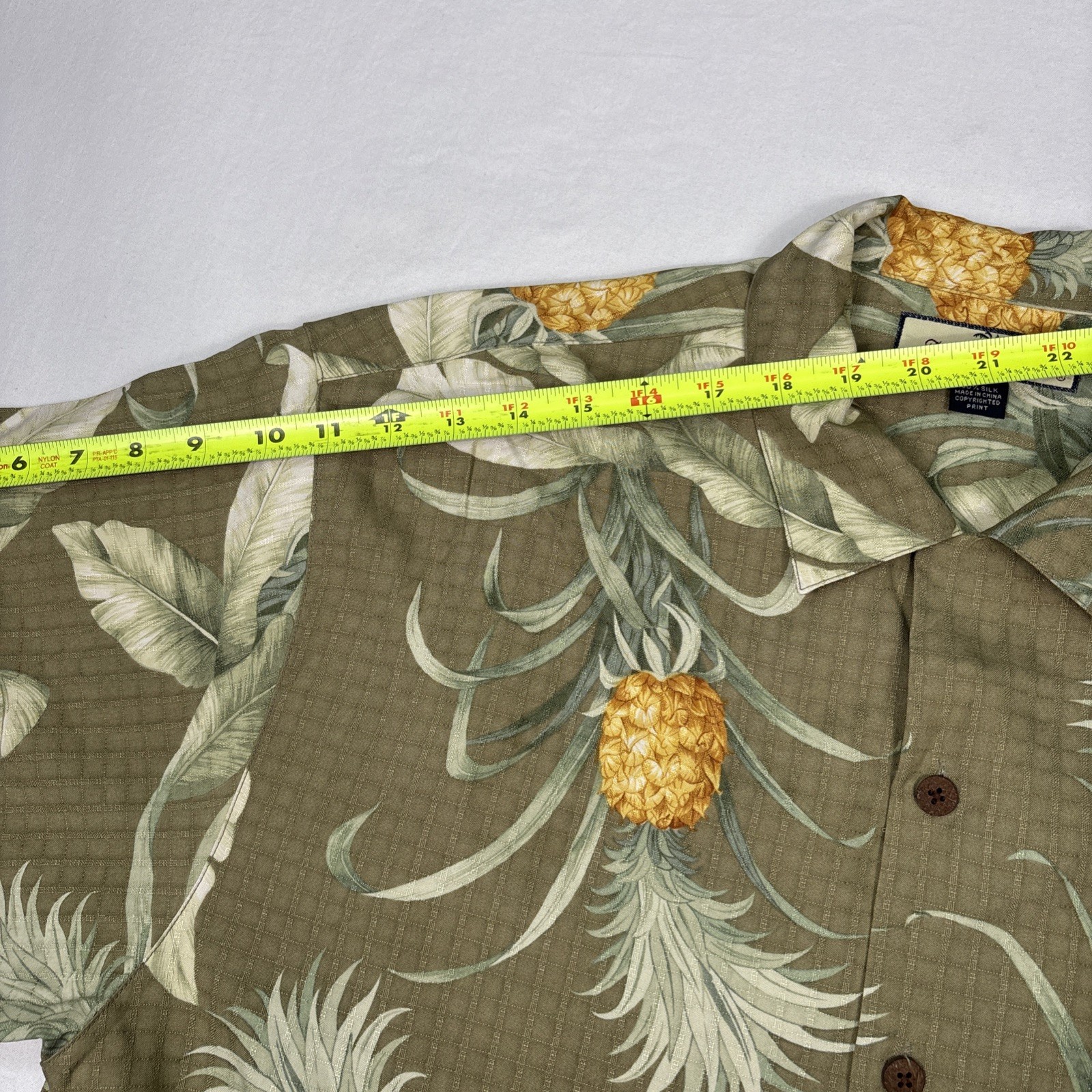 Tommy Bahama Button Up Men’s Medium Beige Silk Floral AOP Hawaiian Vacation