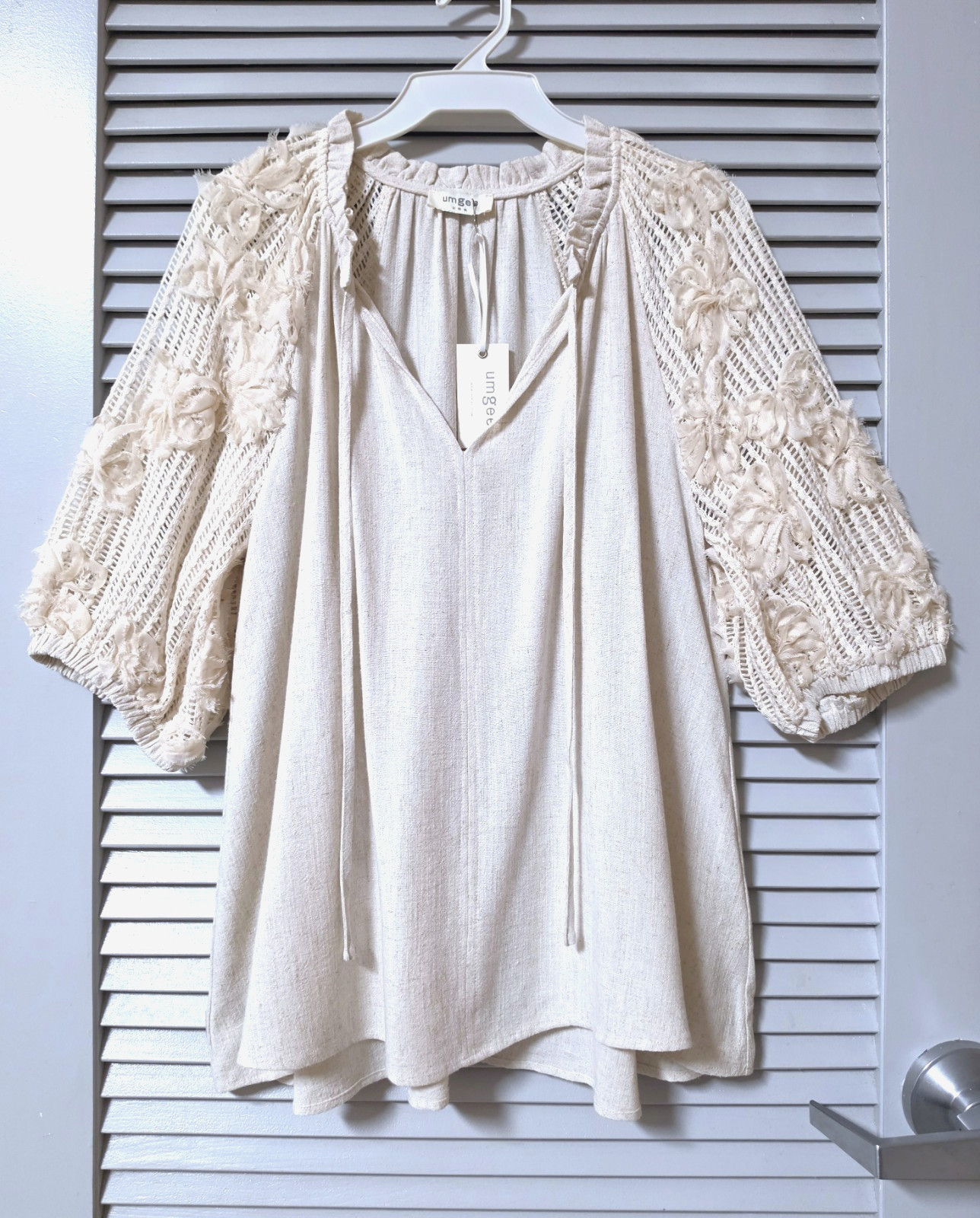 3/4 oat crochet floral slev ruffle tie neck top M