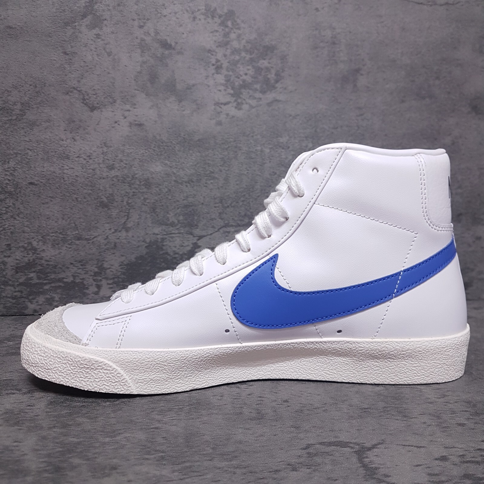 NIKE Blazer Mid 77 Vintage Mismatched Swoosh Shoes Mens 10 Blue Red Nby