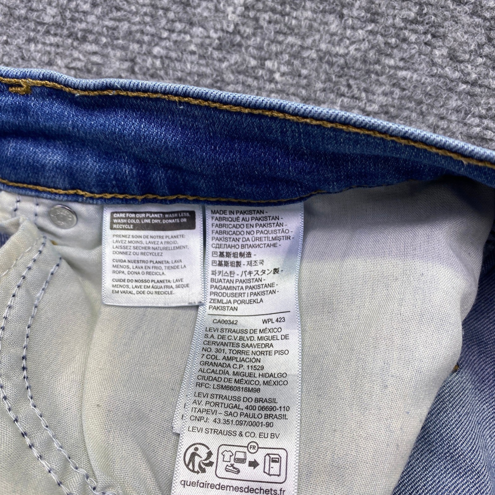 Levis 39250-0113 Womens Sz 10M Classic Straight Leg Blue Jeans Medium Wash