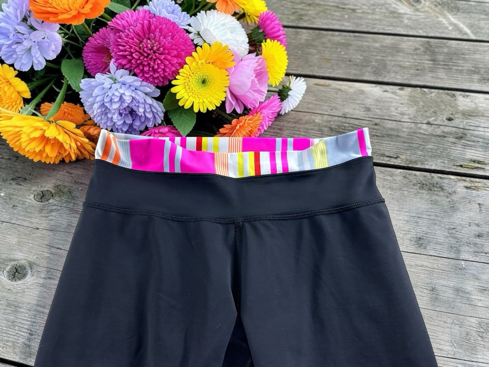 Lululemon Athletic Crop Leggings Size 6 Knee Length 15″ Inseam Black Color Block