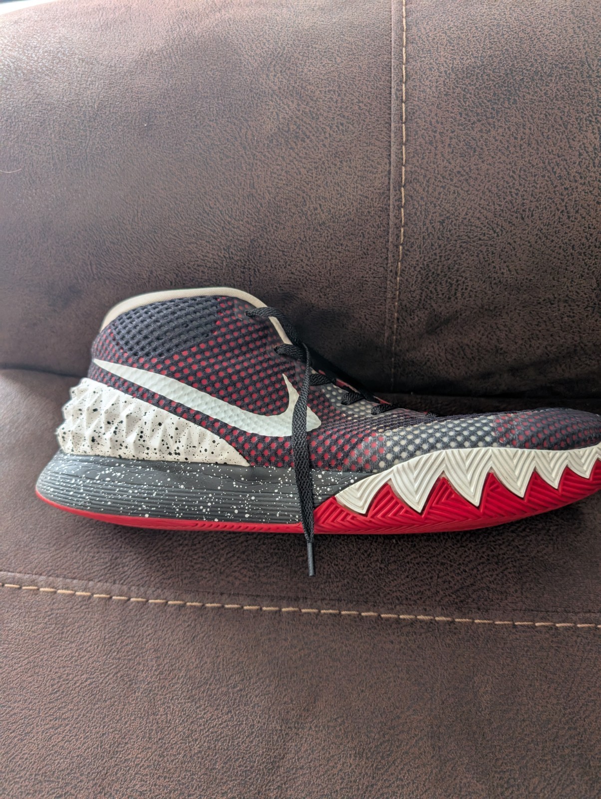 Nike Kyrie 1(Venom )Men’s Basketball Shoes Size 11.5