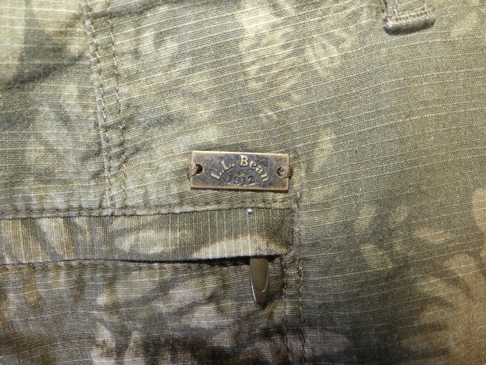 L.L.Bean green cargo skirt with leaf pattern. Size: 6 with pockets and zipper