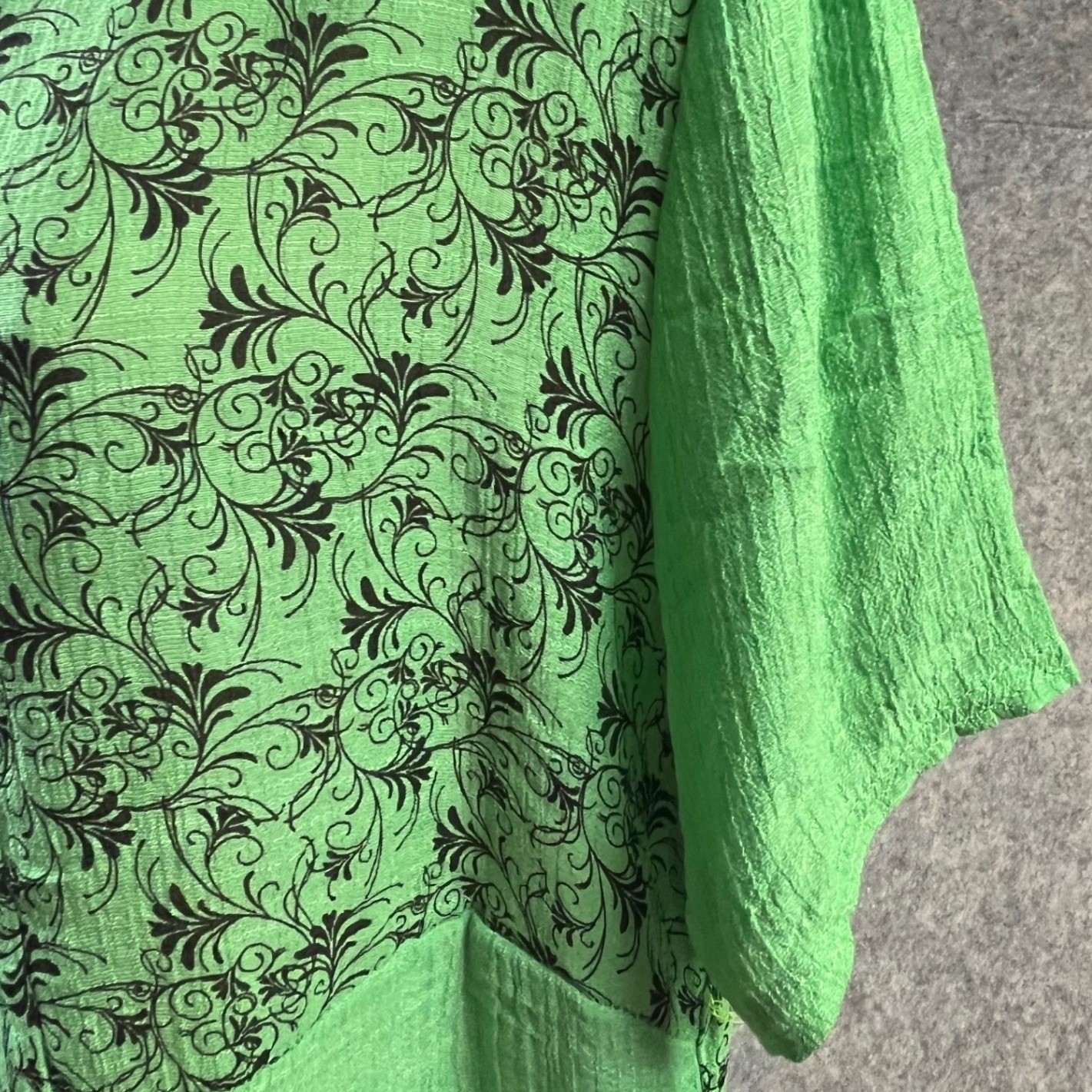 India Boutique Tunic Top Womens One Size Green New Scroll Print Sharkbite Hem