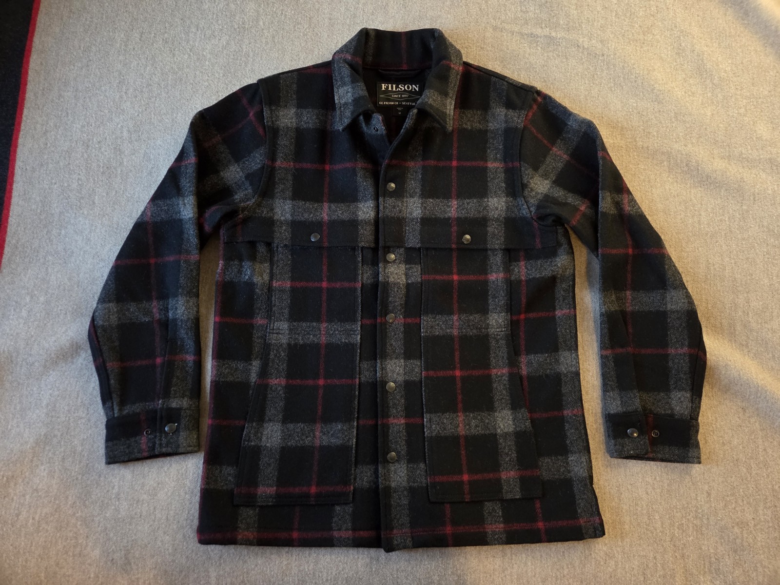 Filson Mackinaw Wool Cape Coat | NWOT | Medium | Black/Red/Gray | Yellowstone