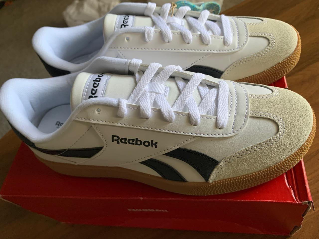 Reebok Unisex-Adult SmashEdge Sneaker White. M8.5/W10.New WT. Slight box wear