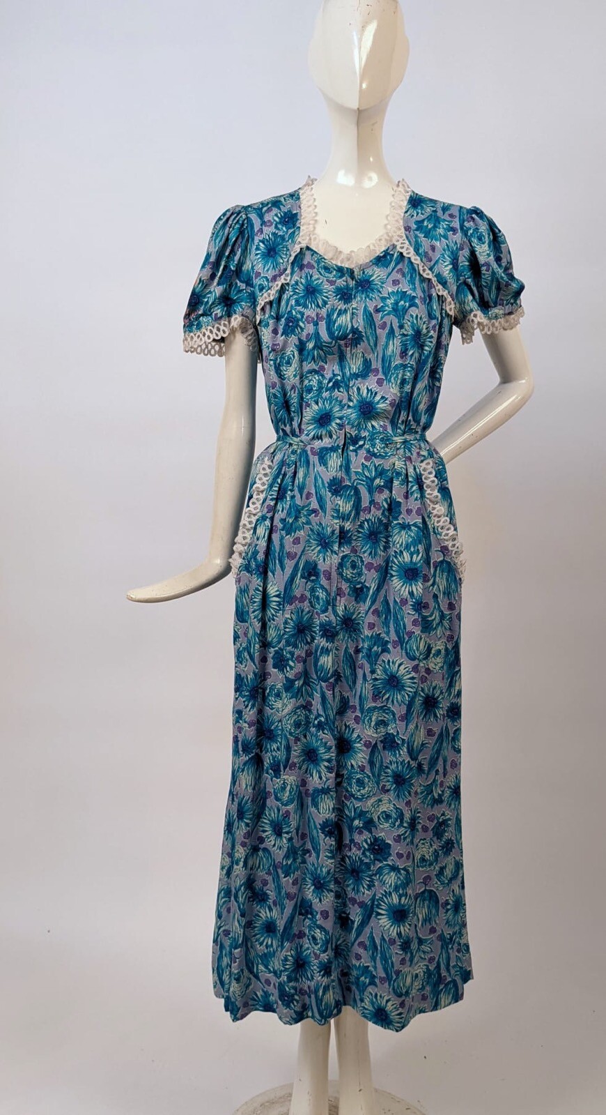 VINTAGE 1940’S – 1950’S  FLORAL PRINT COTTON DRESS W WHITE LACE TRIM