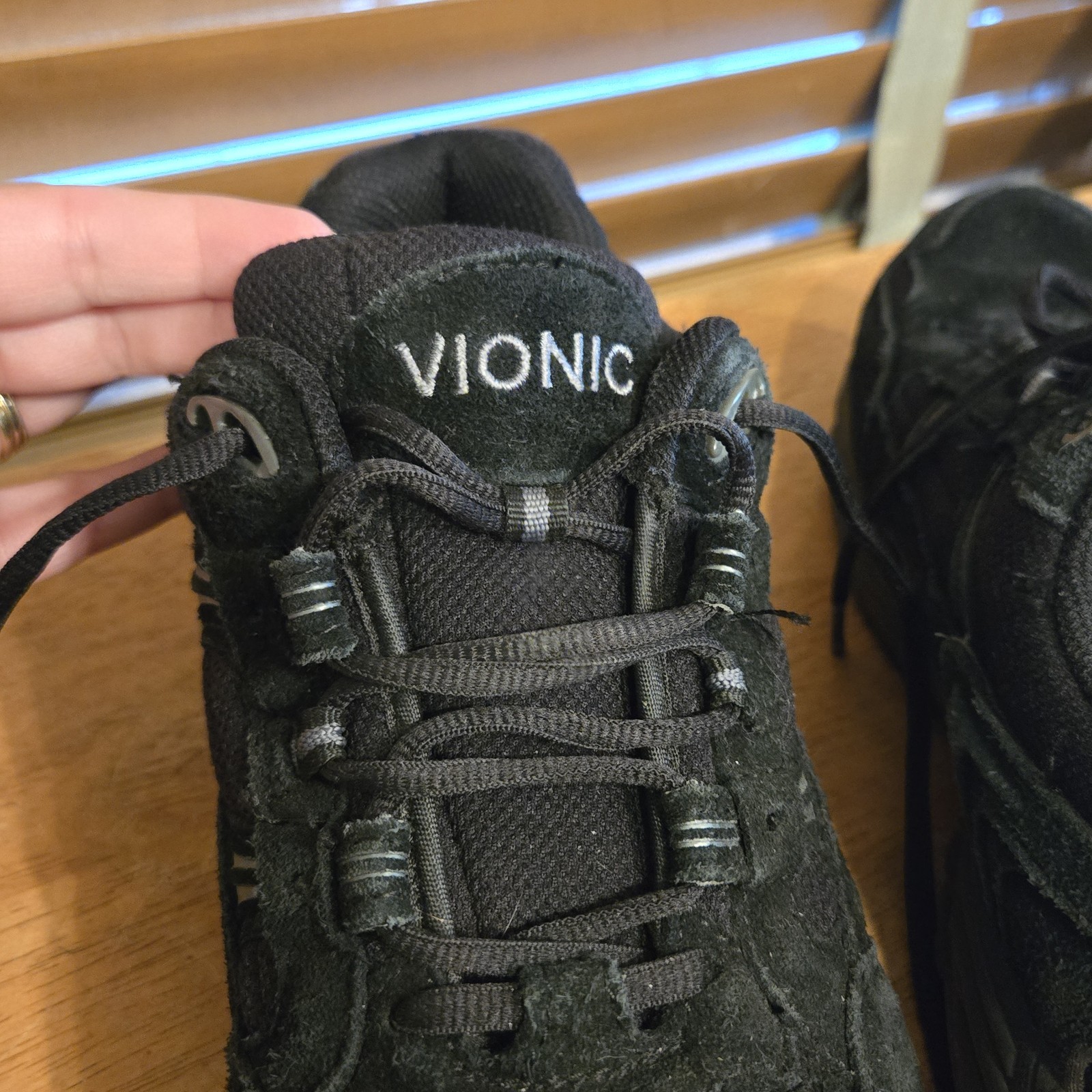 Vionic 23Walk Women’s Black Suede Athletic Walking Shoe Size 9 WIDE Lace-Up