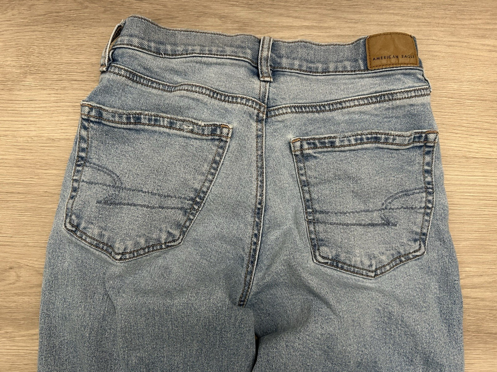 American Eagle Strigid Mom Jeans Womens Short Light Wash size 000 fraying