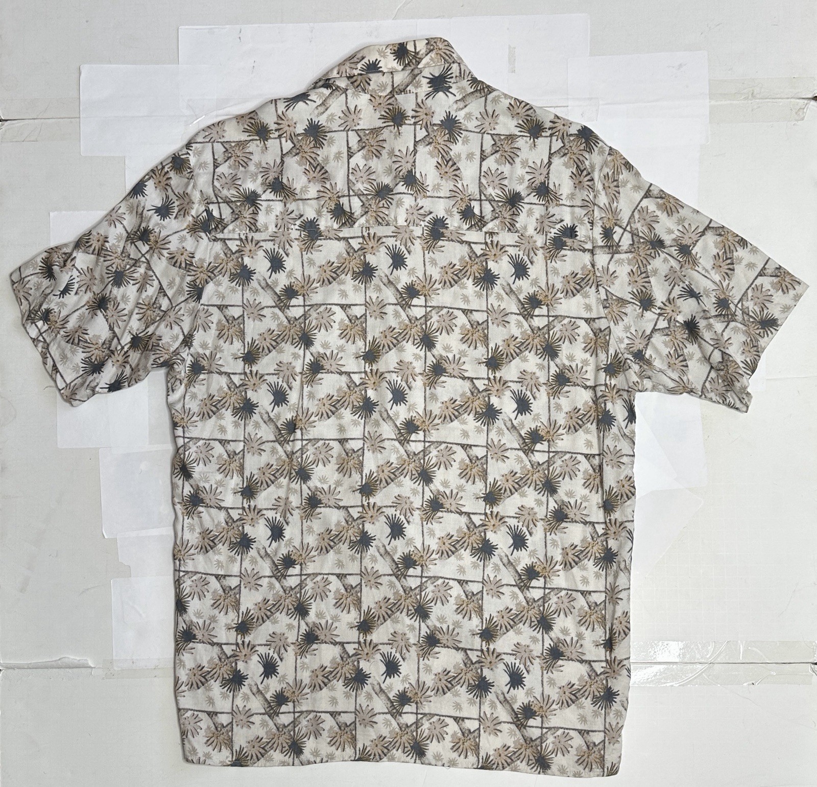 David Taylor Collection Hawaiian Shirt Men’s Short Sleeve Size Medium Cream Gray