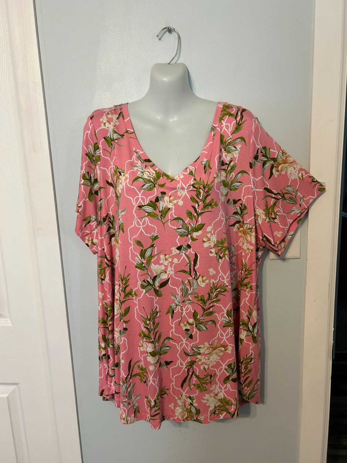 NWT JM Collection Pink Petunia Floral Multi V-Neck Top with SS Plus Size 2X
