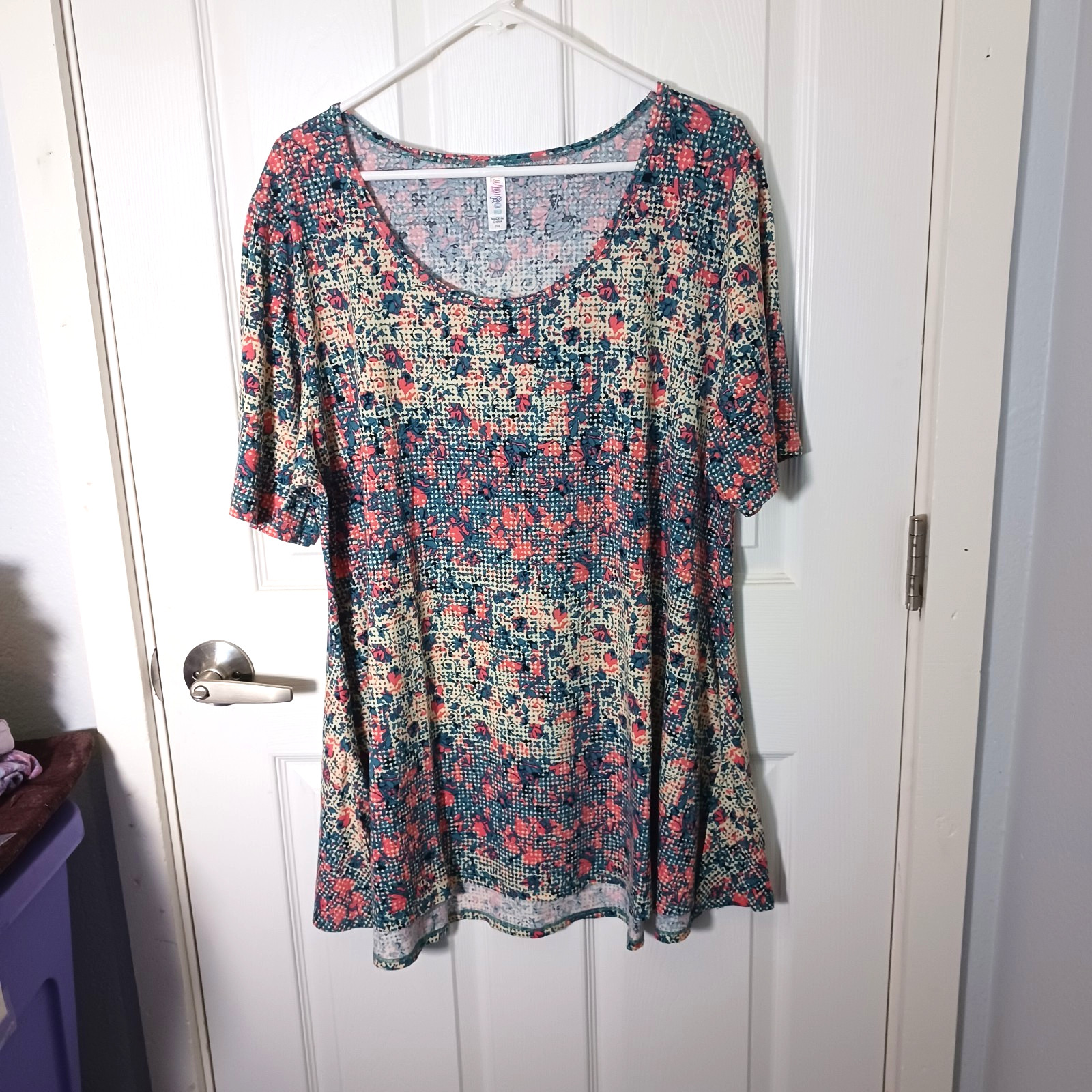 LuLaRoe Pefect T 2XL Multicolor Floral print HI-LOW STYLE WOMEN`S TOP
