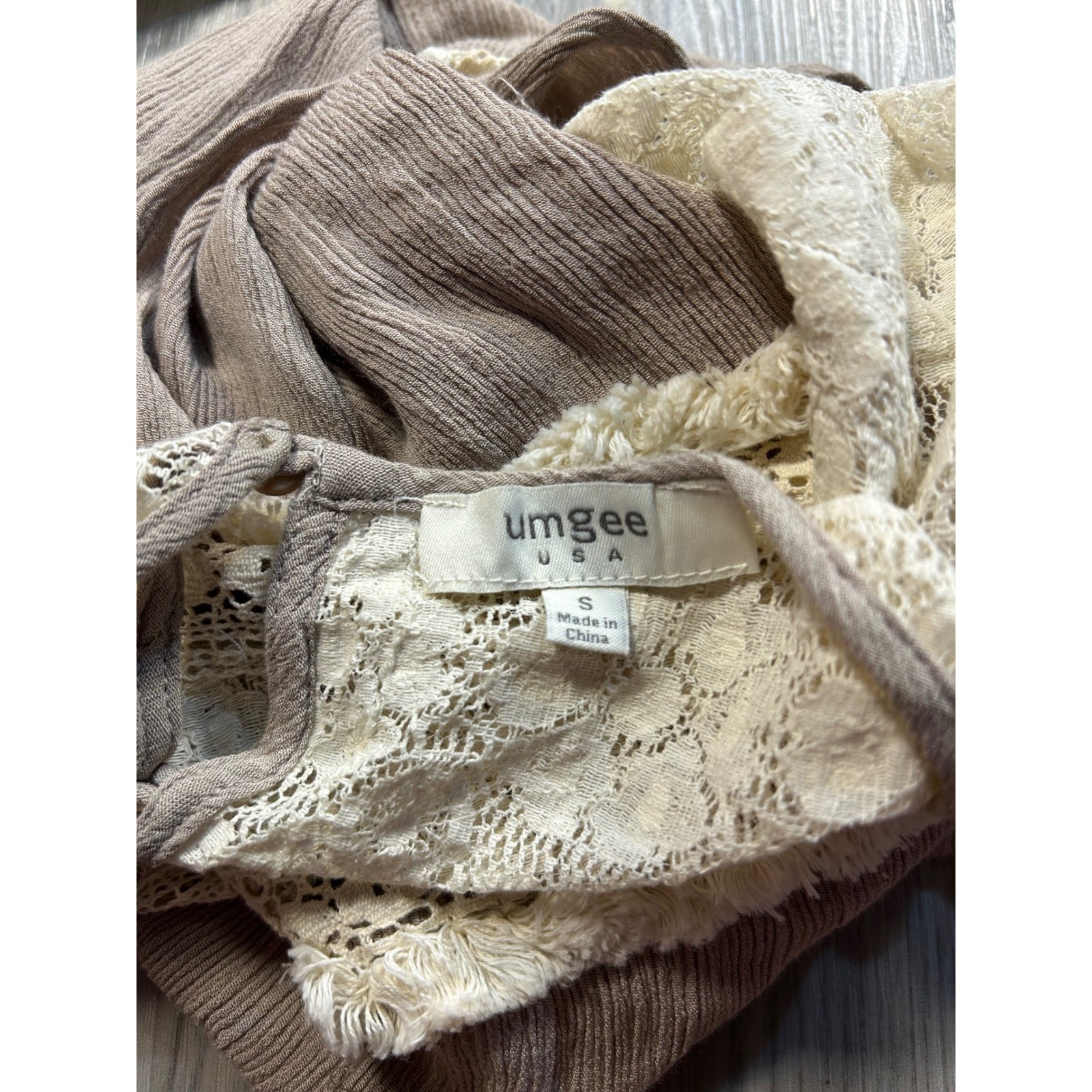 Umgee USA Boho Lace Trimmed Top Beige Women’s Size S boho fringe crochet open