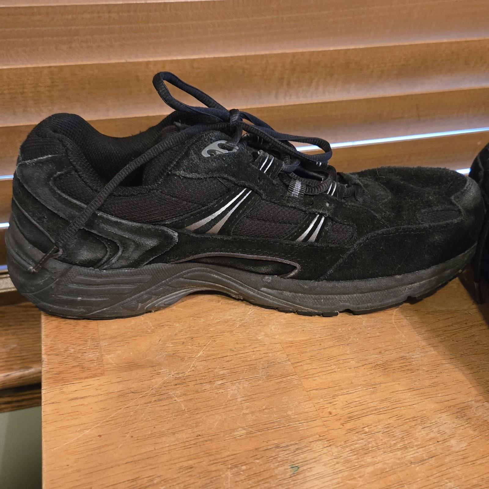 Vionic 23Walk Women’s Black Suede Athletic Walking Shoe Size 9 WIDE Lace-Up