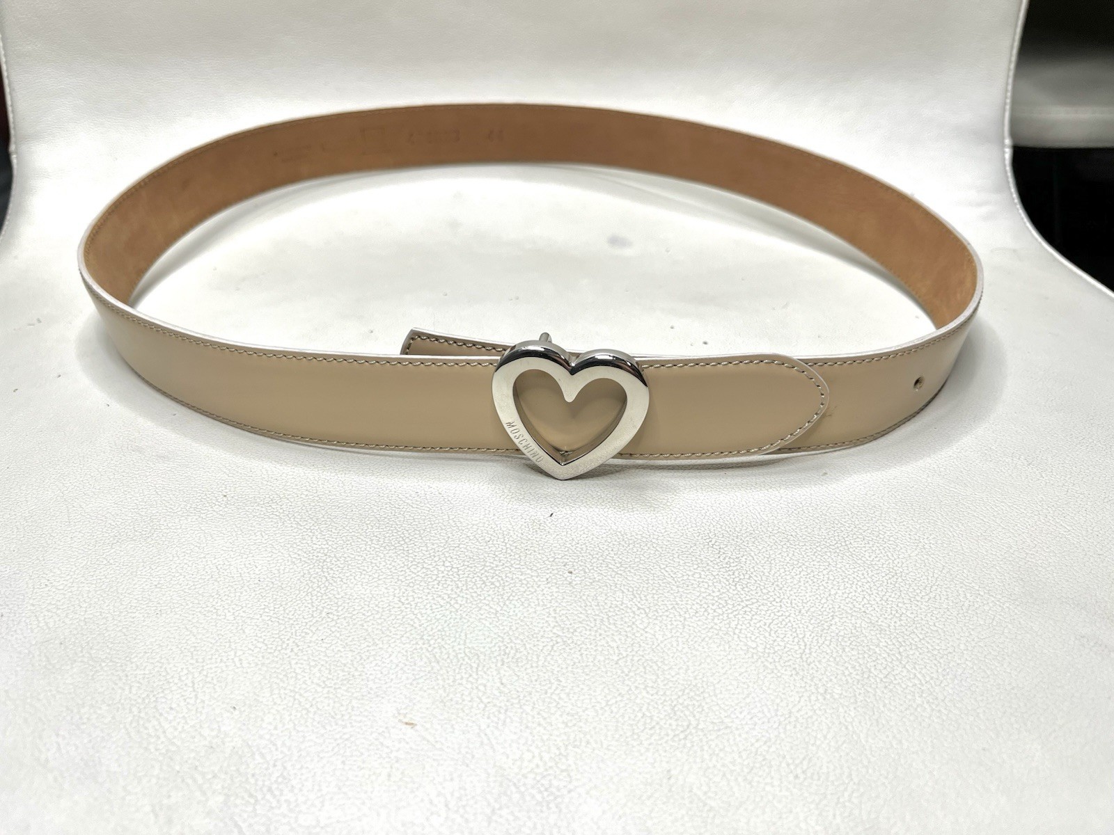 Moschino Redwall Tan Beige Patent Leather Heart Buckle Belt Size 44 Italy
