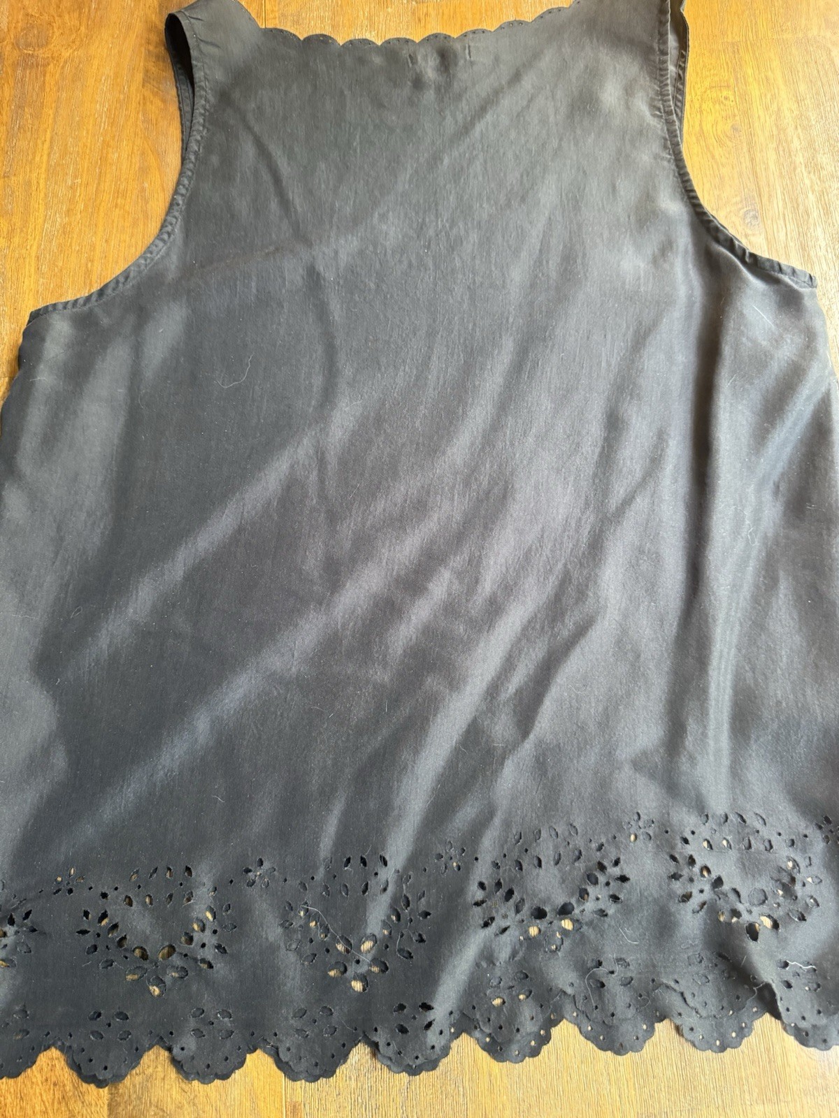 Hinge Women’s Black Sleeveless Scoop Neck Tank Top Eyelet Scalloped Hem M