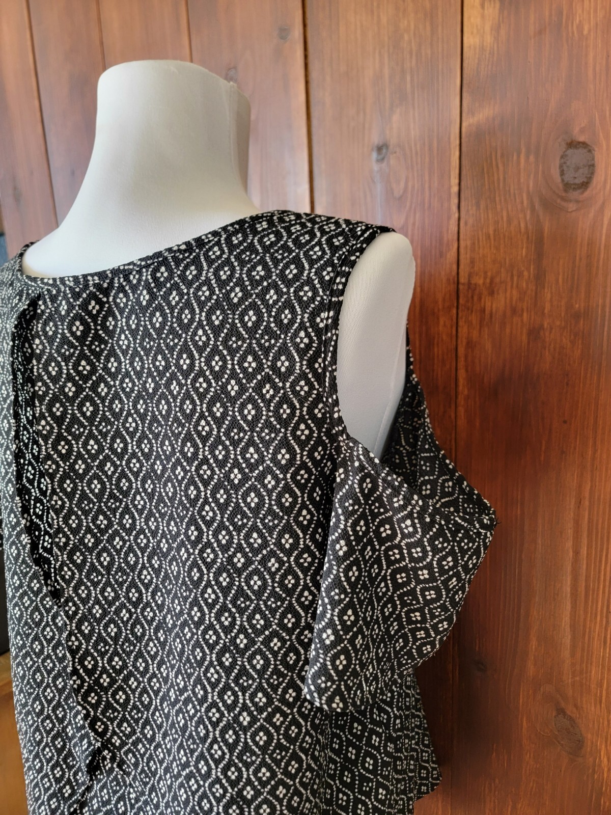 Boho Flutter Women L Cold Shoulder Black Top Cream Floral Sleeves Chic Cape Back