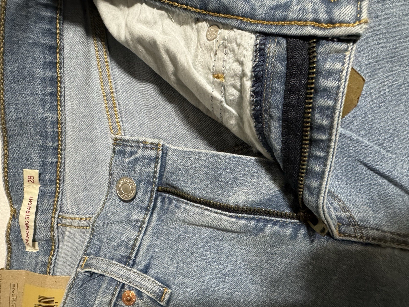 Levi’s Women’s 314 Shaping Straight Size 6 28/32 Mid Rise Light Wash NWT
