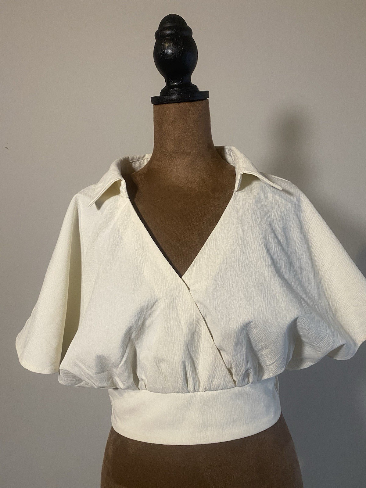 CIDER White Solid Cropped Collared Wrap-Front Batwing Short Sleeve Blouse M