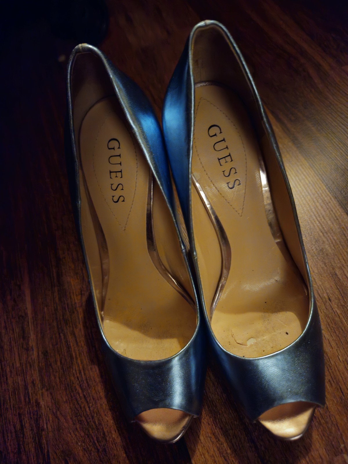 Women Teal Heels Size 7 Guess Very Comfortable But Stylish.