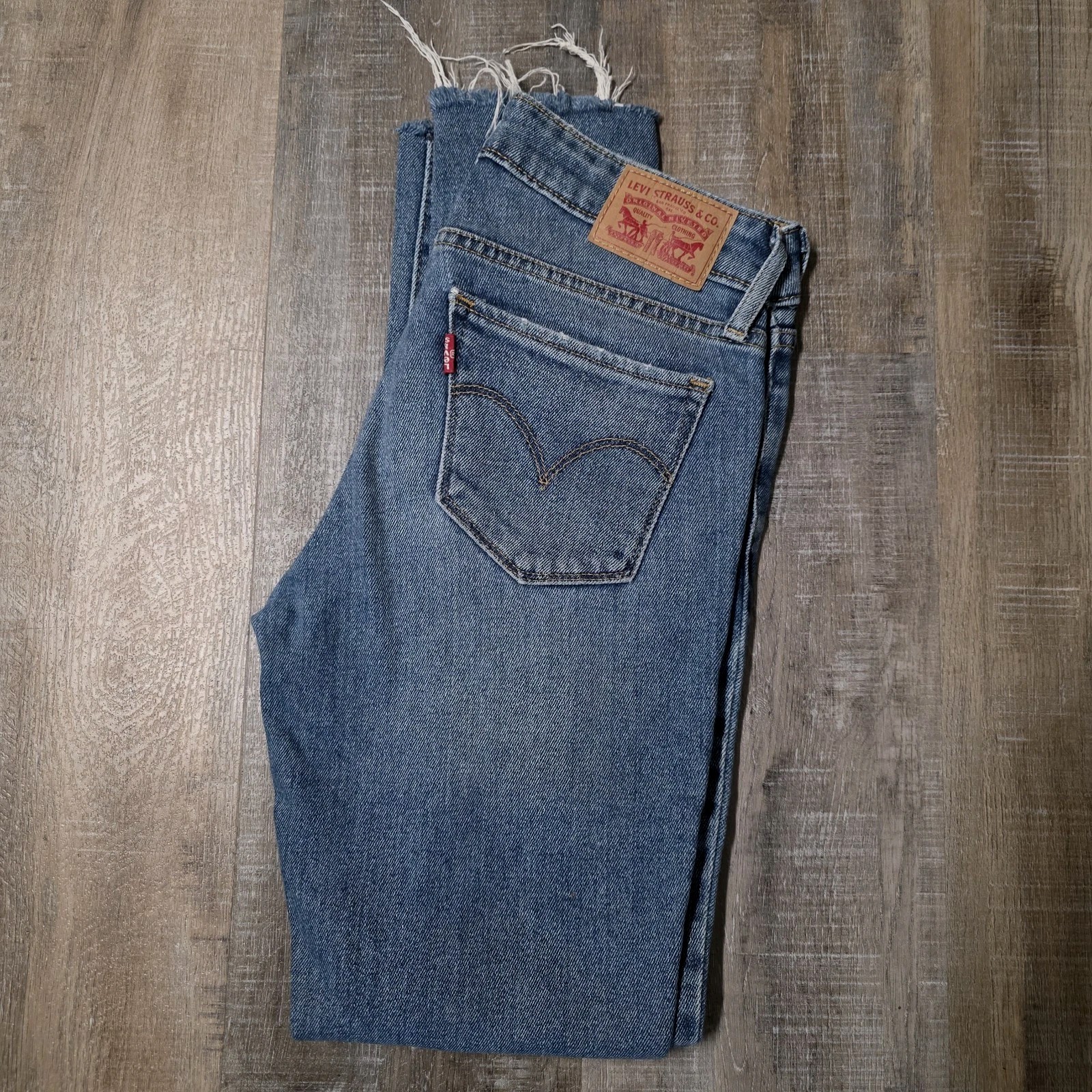 Levi’s 25″ × 27″ 711 Skinny Jean Medium Wash Zipper Mid Rise Cut Off Womens