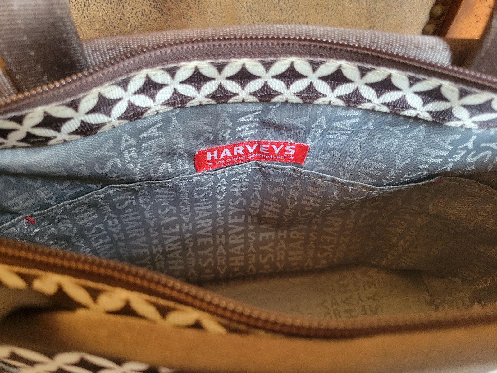 Harveys seatbelt bags Trelis brown large tote white pattern EUC