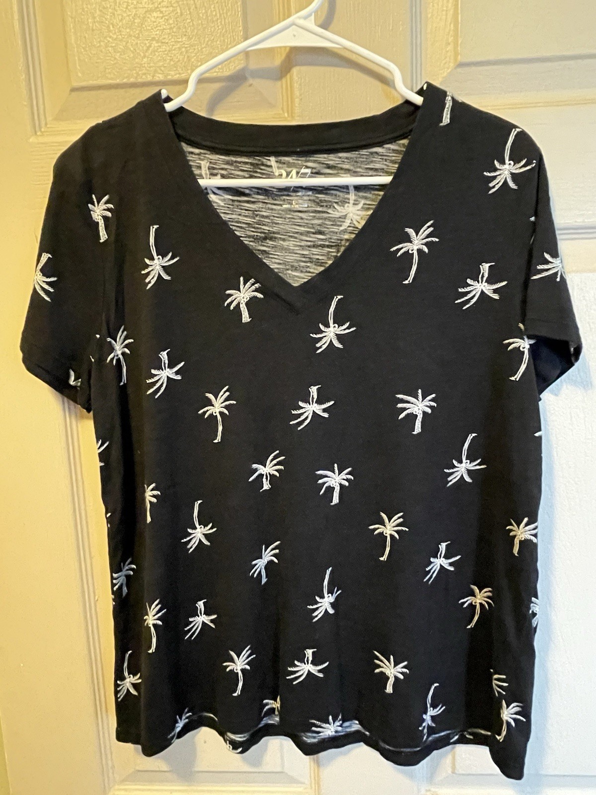 Maurices 24/7 Women’s Dawson Palm Tree V Neck Tee Sz L
