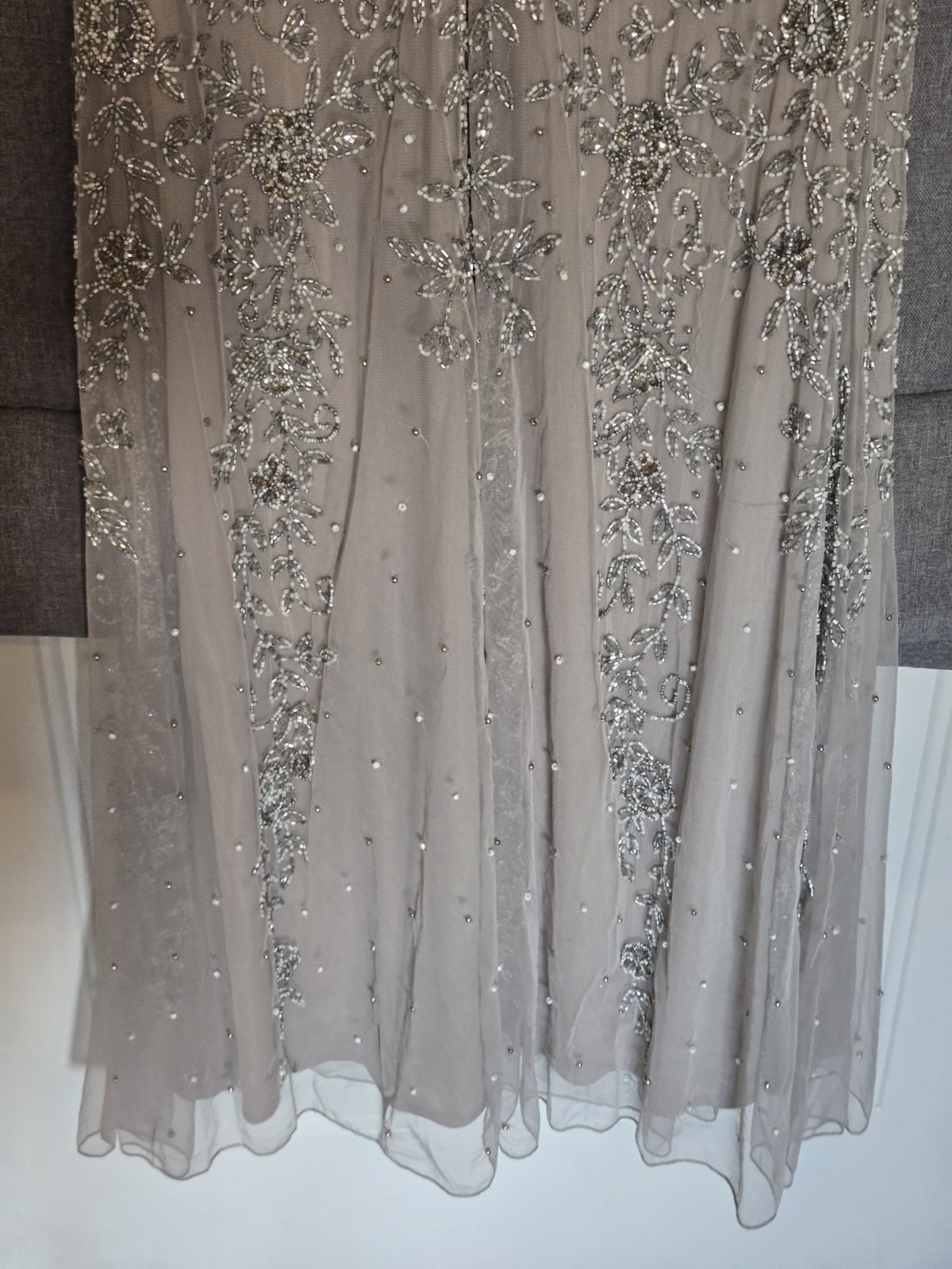 $269 Pisarro Nights Evening Gown Maxi Beaded V Neck Size 8 Silver