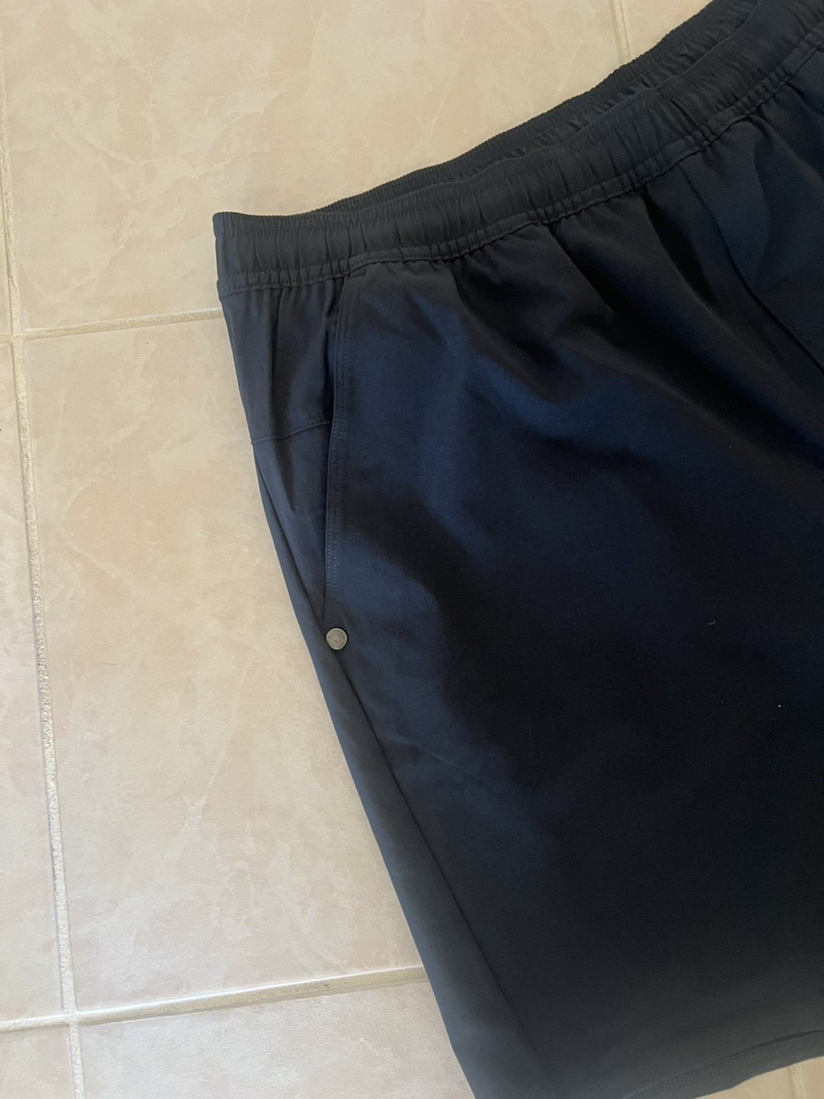 NEW Vuori Maverick Volley Short 6″ Inseam Lined Black Men’s Large L V3087