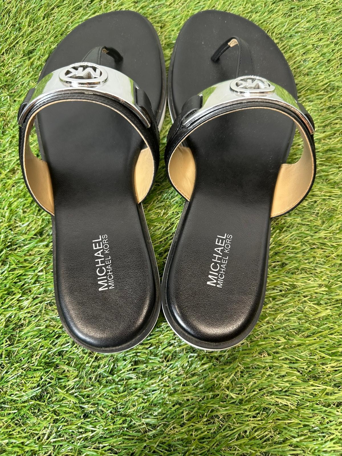 Michael Kors Briar Thong Sandals Womens 7.5 Black Silver MK Logo Summer Flats