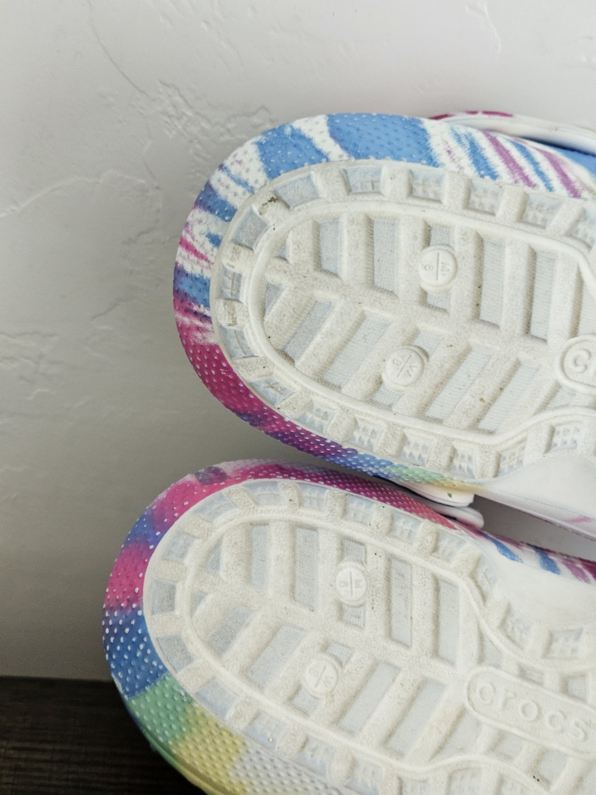 Clean GUC Crocs Classic Tie-Dye Hot Pink Lined Fuzzy Slides M 6/W 8 (US Size)