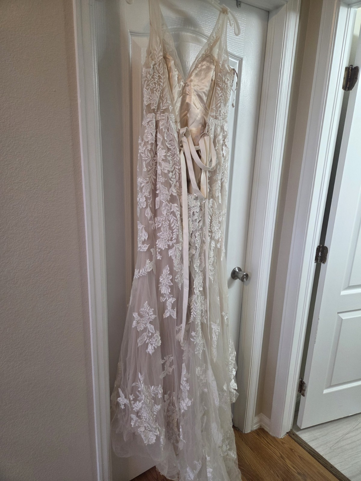 Ivory Lace V-Neck Sleeveless Column/Sheath Full-Length Wedding Dress