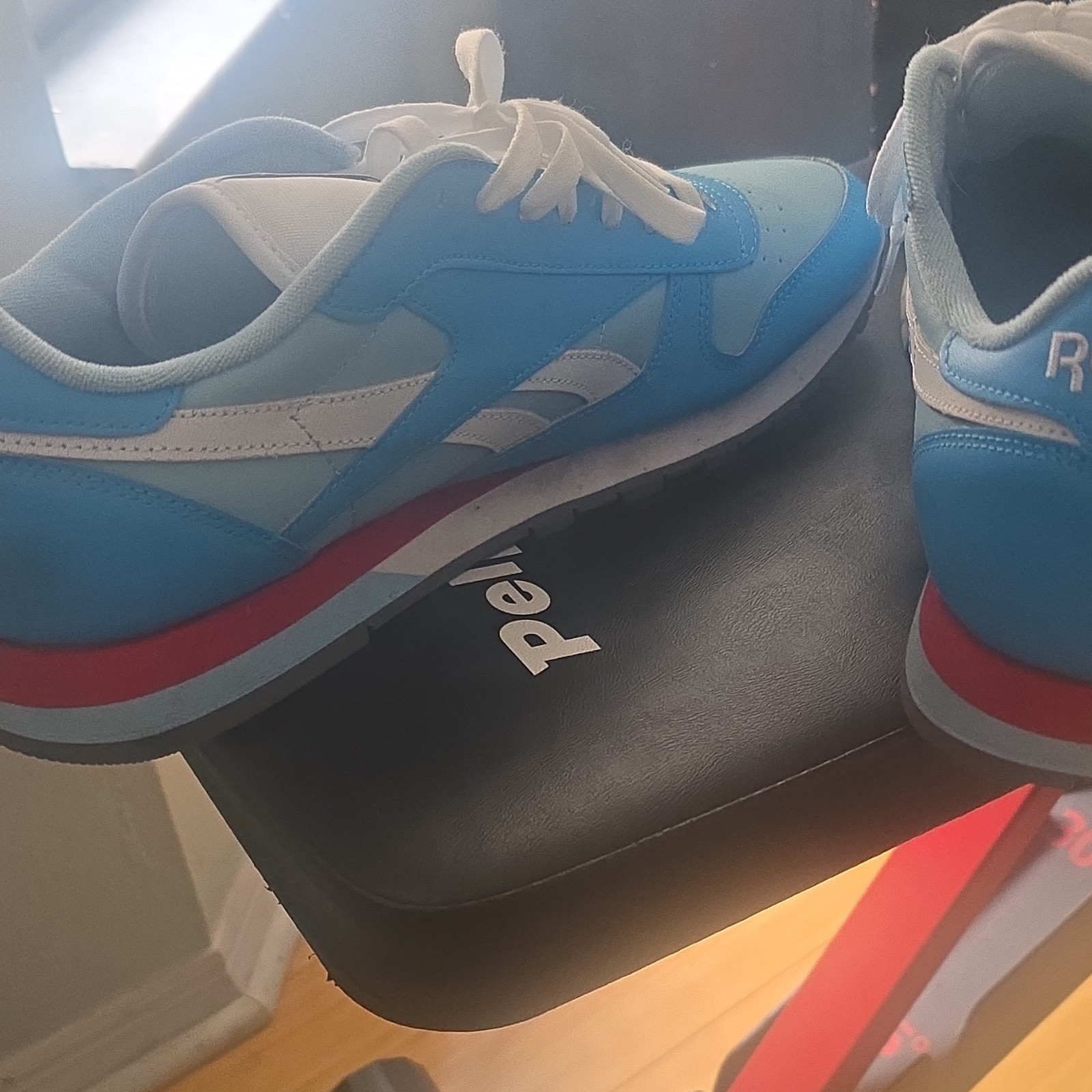 Reebok Classic Leather Low Top Leather Lace-Up Sneakers Radiant Aqua Red Size 13