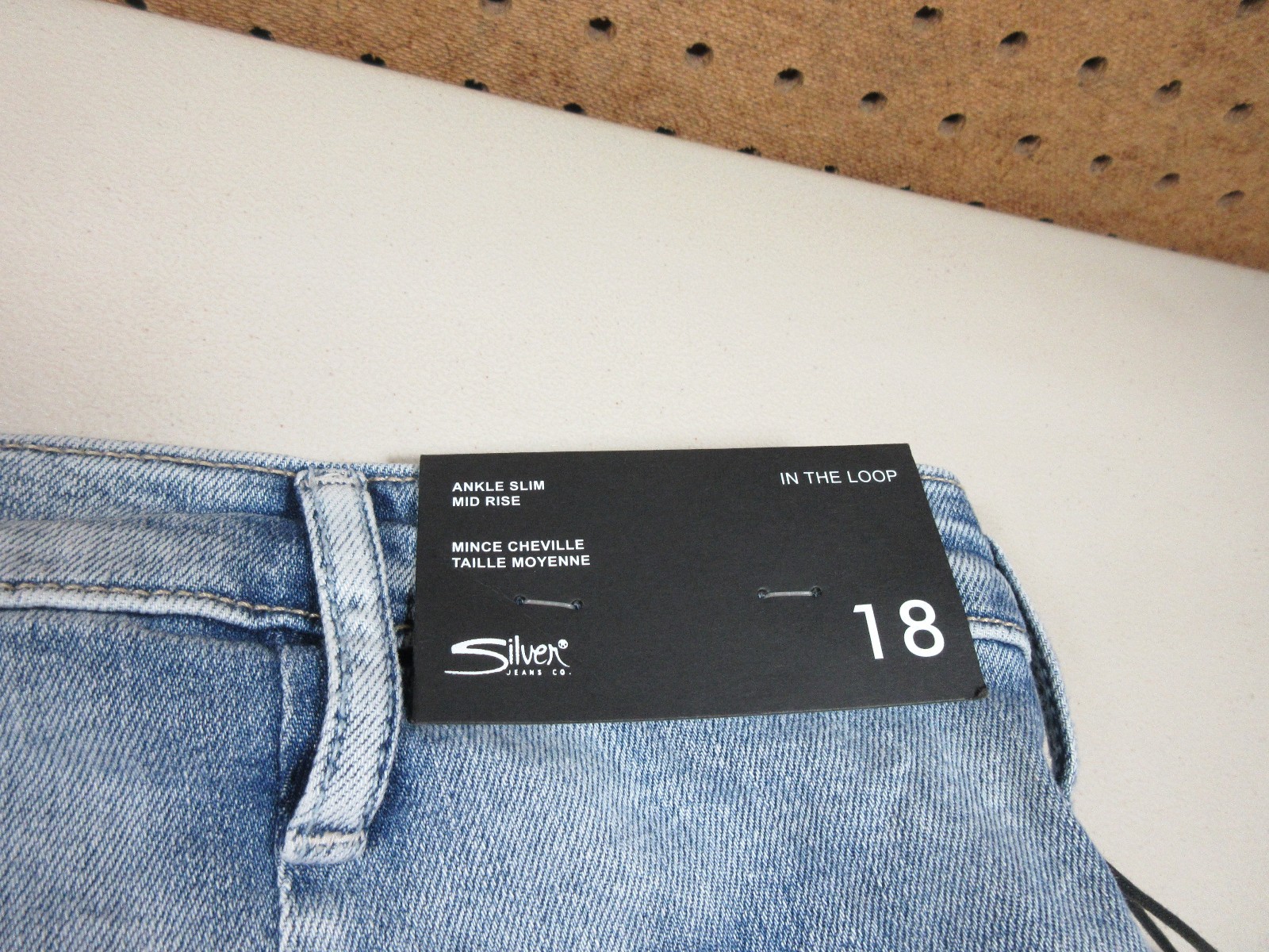Silver Jeans womens light wash ankle slim mid rise In the Loop 18 NWT