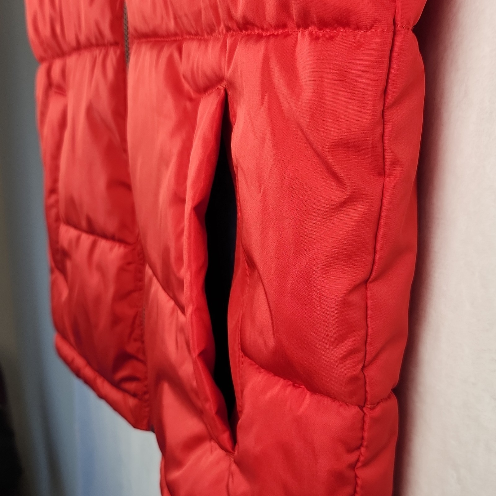 US Polo Assn. Men’s Puffer Vest, Red with Navy Blue Lining Zip Up Size XL