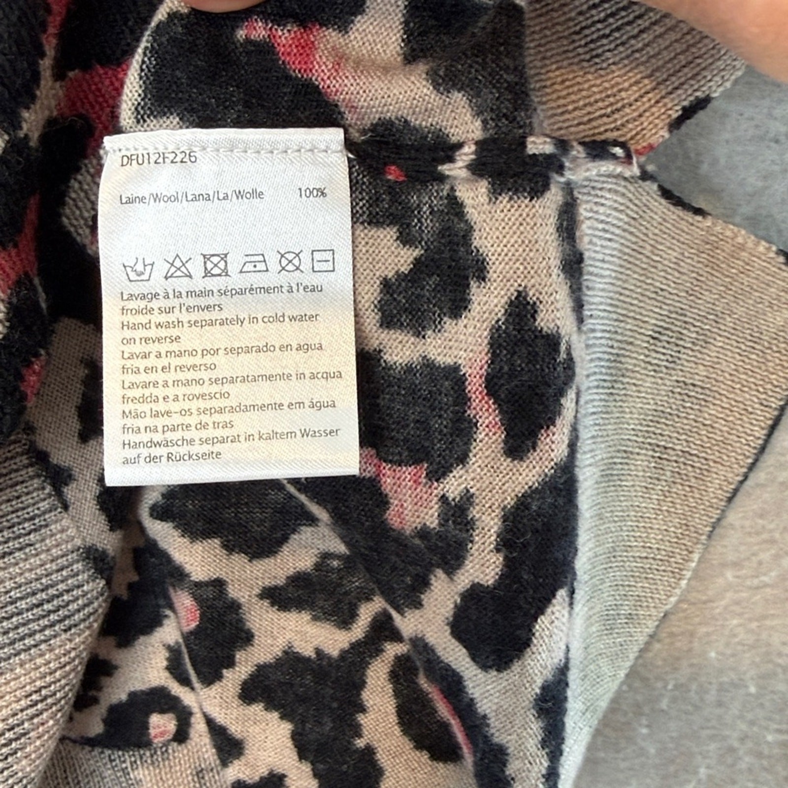 Gerard Darrel – women’s 100% wool V – neck line sweater Leopard print size 1 /M