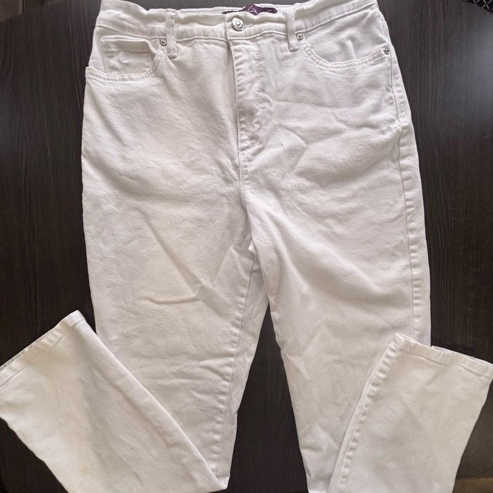 Gloria Vanderbilt Womens Size 10 Amanda Stretch White Jeans. 98% Cotton, 2% Elas