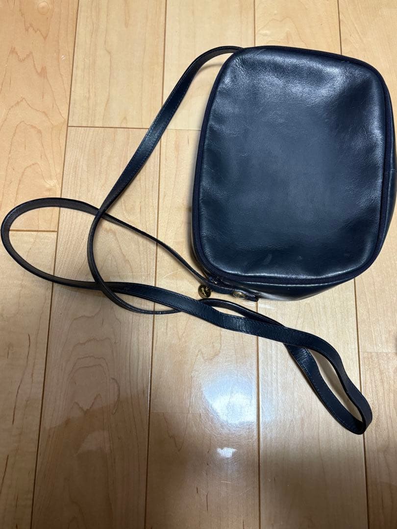 Ferragamo Navy Leather Shoulder Bag Gold Hardware 6.3×8.3×2.8in Used