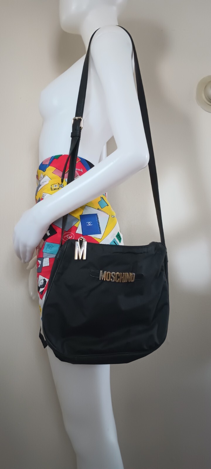 🩷 Vintage 1990s Moschino Redwall Logo Crossbody Bag Purse Adjustable Strap