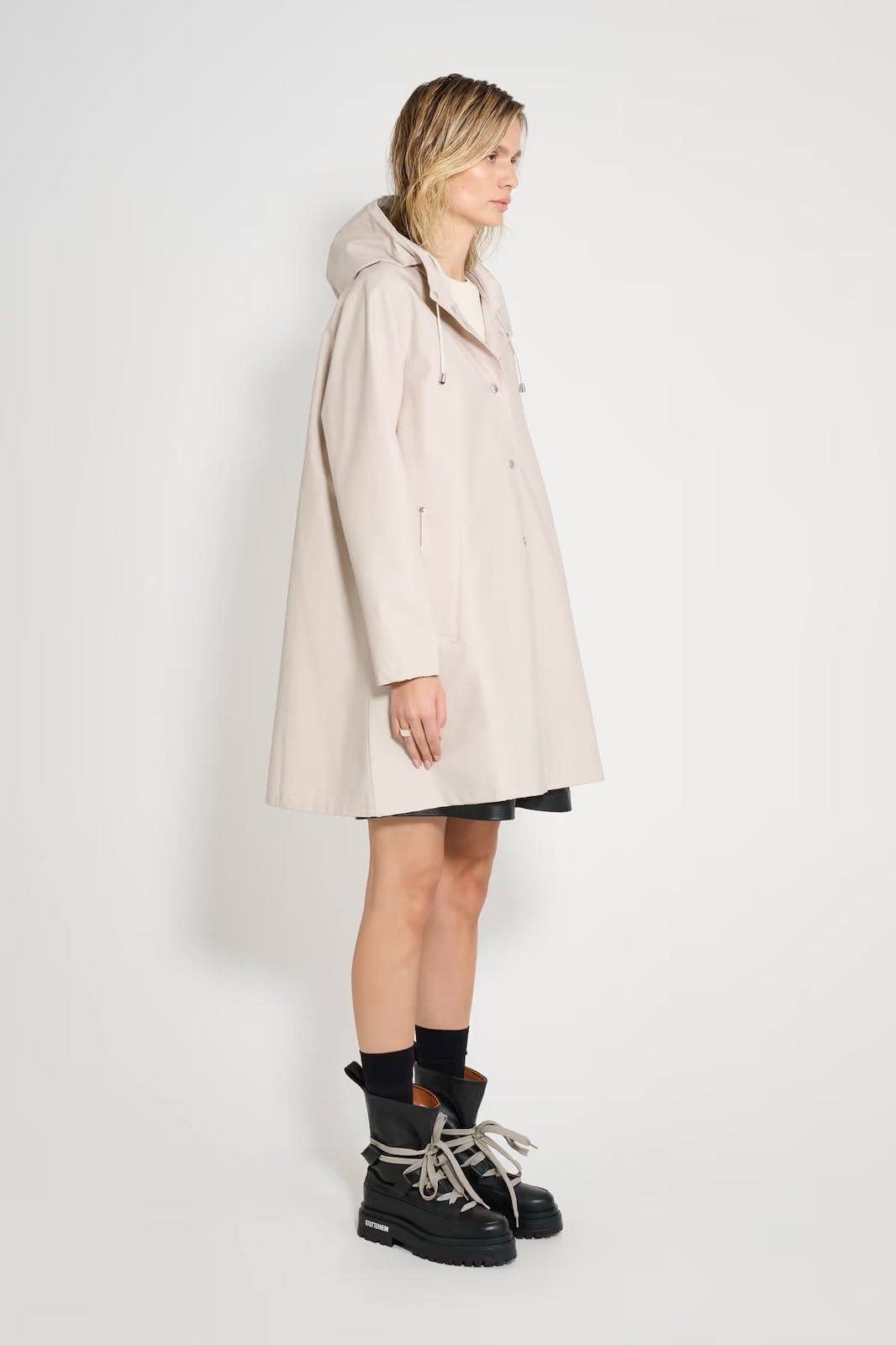 STUTTERHEIM Mosebacke Lightweight Raincoat – Light Sand – Medium – NWT