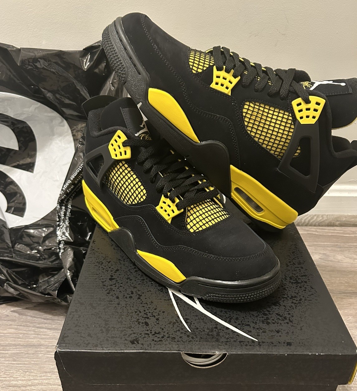 Jordan 4 Retro Thunder 2023 Black Yellow Men’s Size 11.5 Brand New DS