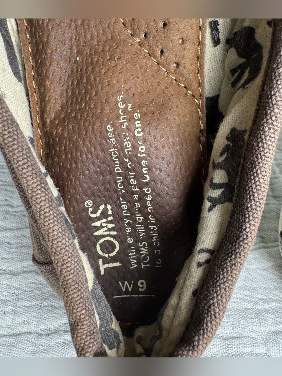 TOMS Classic Canvas Slip On Flats Brown Womens Size 9