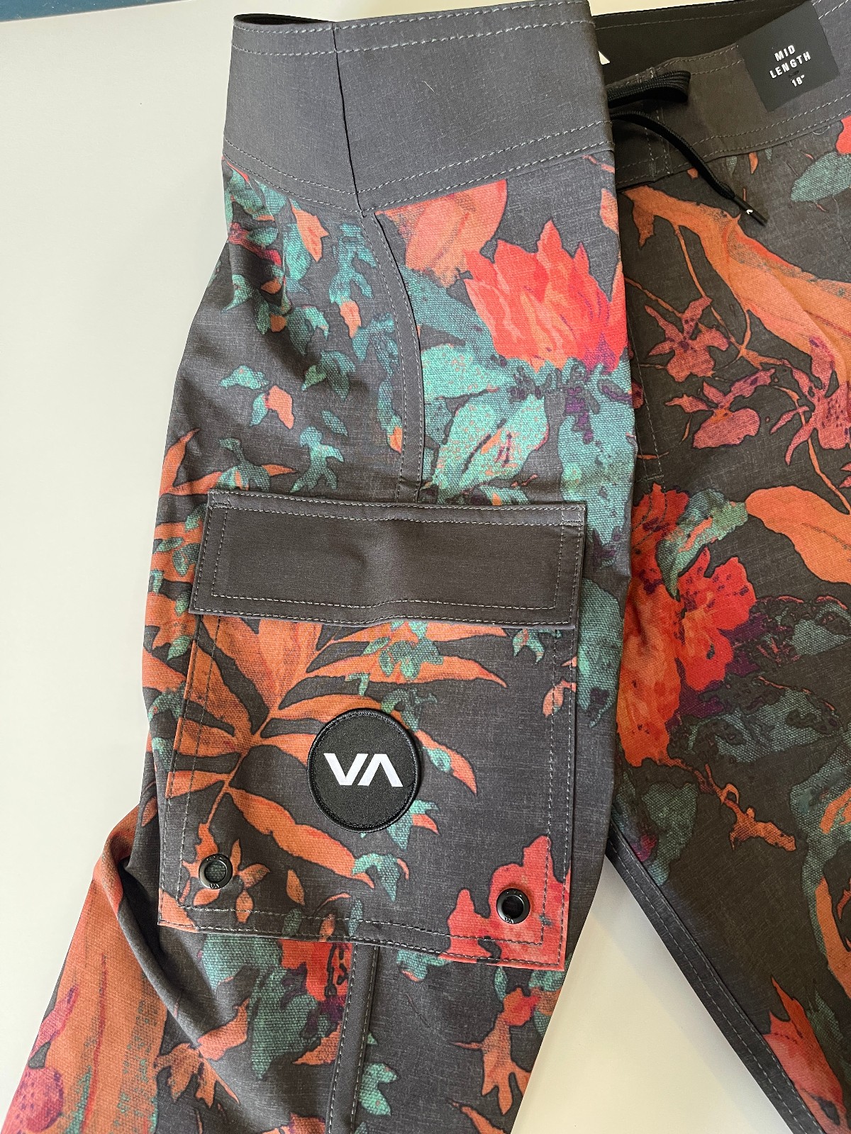 NEW w TAGS, $60 RVCA Swim Trunks-Boardshorts, 18″ Mens, Black/Floral