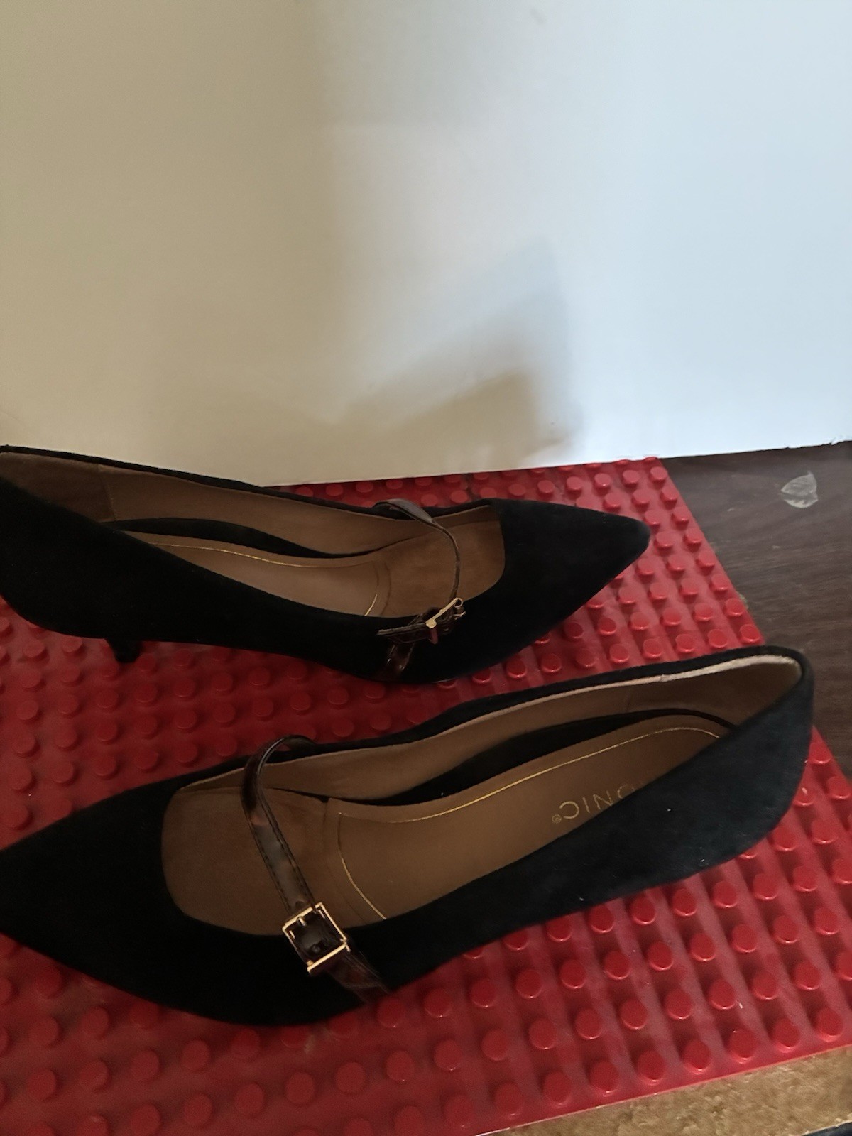 Vionic Women’s Black Suede Pointed Toe Mary Jane Pumps Buckle Strap Size 9